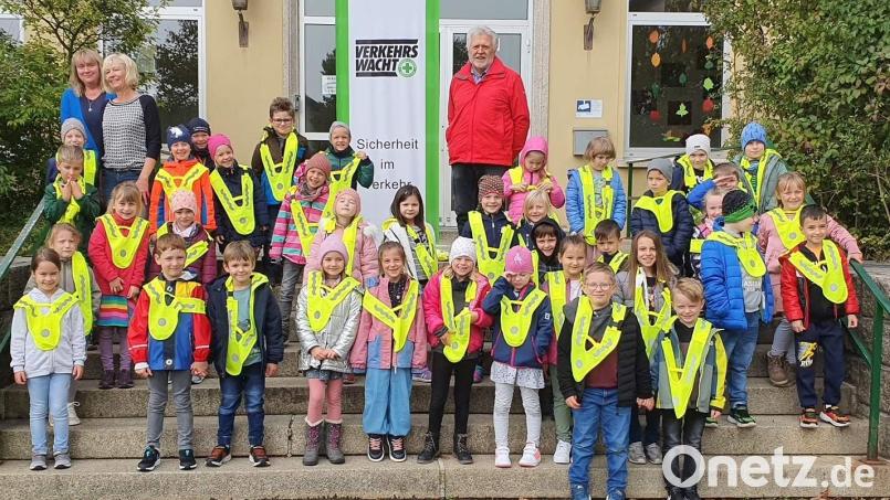 Die Kreisverkehrswacht Amberg-Sulzbach stattet die 52 Abc-Schützen der Hirschauer Grundschule mit gelb reflektierenden Sicherheitsüberwürfen aus, damit sie auch bei Dunkelheit sicher zur Schule und wieder nach Hause kommen. Mit dabei die Klassenleiterinnen Maria Lösch-Ringer und Hildegard Feyrer (hinten, von links) sowie Verkehrswacht-Vorsitzender Hubert Ritz (hinten rechts). Bild: u