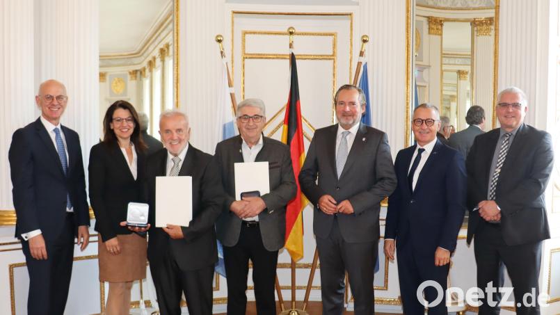 Bernd Hofmann und Michael Albang (Dritter und Vierter von links) erhielten bei einem Festakt in Regensburg die Kommunale Verdienstmedaille in Bronze. Regierungspräsident Walter Jonas (von links), Abgeordnete Martina Englhardt-Kopf, Bürgermeister Frank Zeitler (Nabburg), Zweiter Bürgermeister Richard Brunner (Dieterskirchen) und stellvertretender Landrat Richard Tischler gratulierten. Bild: Regierung der Oberpfalz/Stühlinger-Weinhändler/exb