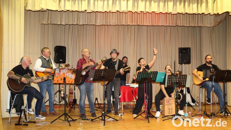 Zur musikalischen Krönung des Abends wurde der Auftritt der zwei Ehemalige Andreas Wiesner und Michael Cerny (von links) die mit ihren Gitarren auf die Bühne kamen und das letzte Lied des Abends „Whats up&quot; mit der Band &quot;Zero Fuel&quot; spielten. Bild: ads