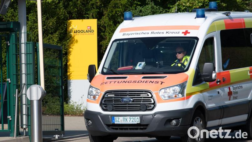 Ein Rettungswagen fährt an der Zufahrt zum Legoland Deutschland vorbei. Bild: Stefan Puchner/dpa/Archiv