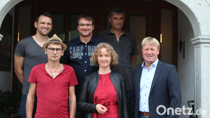 oben von links nach rechts: Der Vorstand von "9.9" mit Alexander Prey, Daniel Maierhofer, Martin Eimer (hinten, von links), Gerold Maierhofer, Maria von Stern und Bürgermeister Markus Schiesl. Bild: von Stern/exb