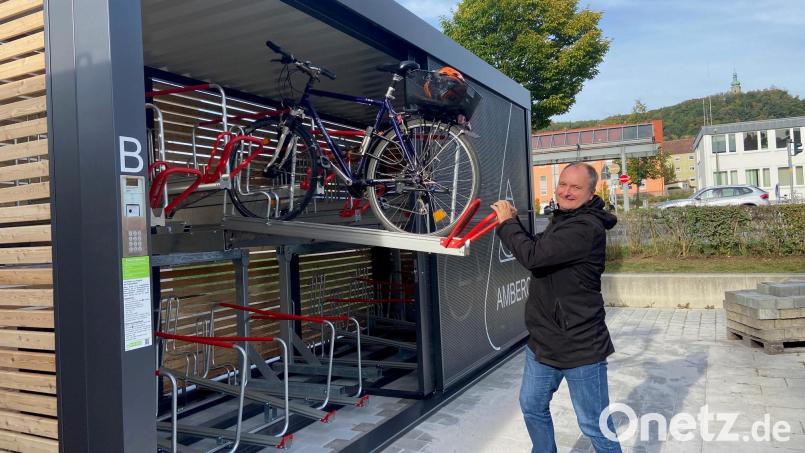 Ulrich Schaller, der Leiter der Stabsstelle Mobilität bei der Stadt Amberg probiert die neuen Fahrradabstellplätze am Multifunktionsplatz schon mal aus. Sein Urteil: eine tolle Sache. Bild: Andreas Ascherl