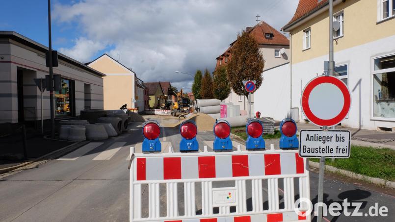 In der Bahnhofstraße in Vilseck laufen die Bauarbeiten auf Hochtouren. Bild: Stefanie Gradl