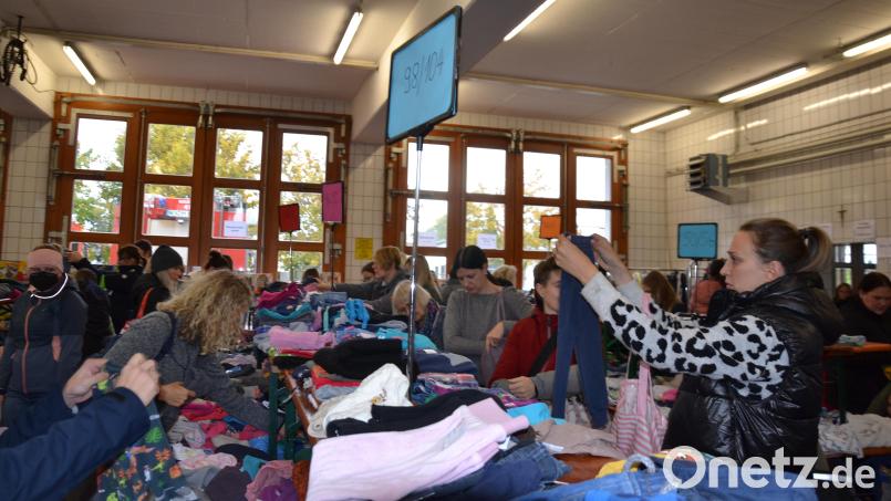 Das junge Team der Feuerwehrfrauen mit seinen zahlreichen Helfern hatte sich viel Mühe gemacht, den Basar zu organisieren. Bild: gi