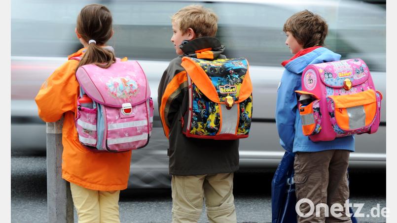 Mehrere Kinder wurden in Neumarkt in der Oberpfalz von unbekannten Männern aus ihren Pkws heraus angesprochen. Die Polizei ermittelt. Symbolbild: Arne Dedert/dpa