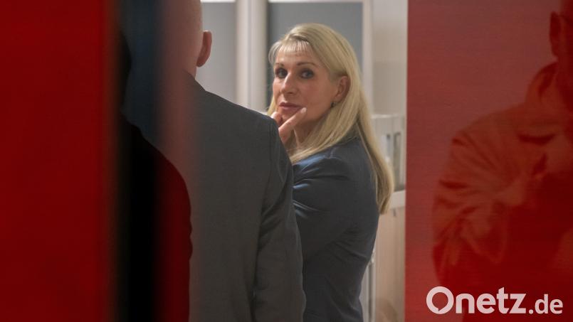 Karin Baumüller-Söder, die Ehefrau des amtierenden bayerischen Ministerpräsidenten, nimmt als Zeuge im bayerischen Landtag an der Sitzung des Masken-Untersuchungsausschuss teil. Auf dem Bild berät sie sich während einer Pause mit ihrem Beistand in einem Nebenraum. Bild: Peter Kneffel