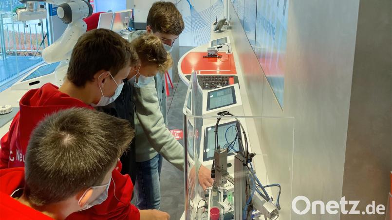 Schüler testen ein Pneumatik-Modell. Bild: F.EE GmbH/exb