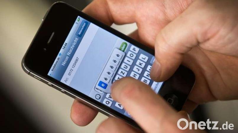 Per Whatsapp haben Betrüger zwei Frauen in Amberg um viel Geld gebracht. Die Ambergerinnen glaubten den Nachrichten – obwohl sie von einer unbekannten Handynummer kamen. Symbolbild: dpa