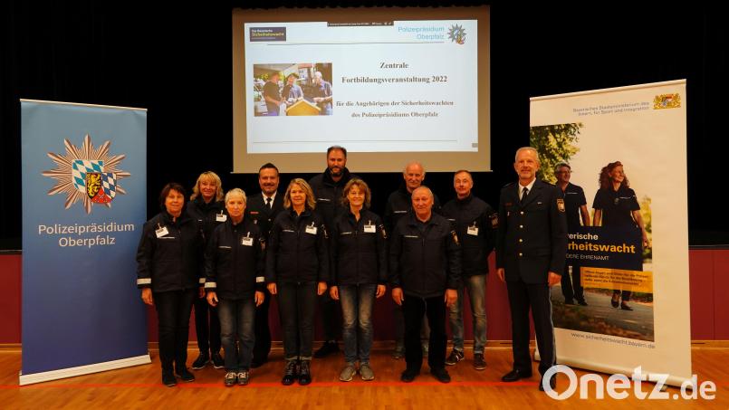 Die Mitglieder der Amberger Sicherheitswacht mit Polizeivizepräsident Thomas Schöniger (rechts) und Polizeioberrat Vincent Bauer (Vierter von links). Bild: ppop