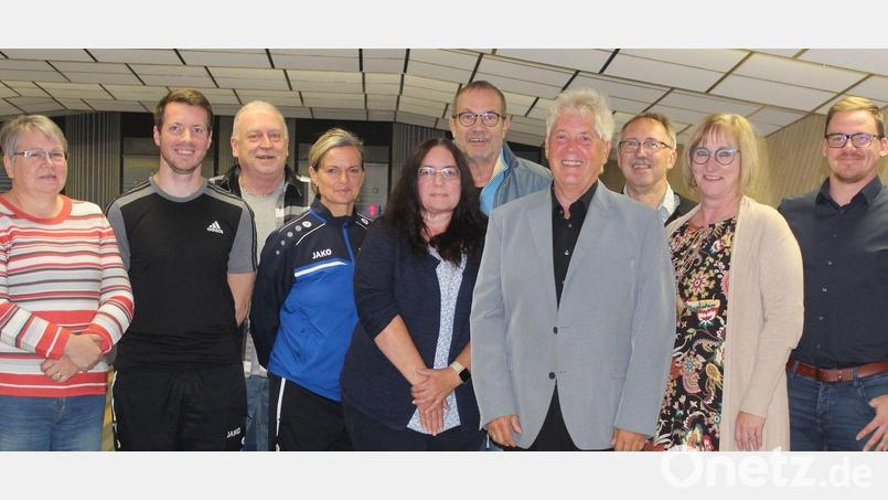 Das Vorstandsteam des SKC Bavaria Fortuna, von links Claudia Roßkopf, Michael Bindl, Karl-Heinz Friedrich, Bettina Lux, Helga Weise, Axel Spachtholz, Peter Preisinger, Werner Hahn, Bettina Meierhöfer und Andreas Koch. Bild: SKC Bavaria Waldsassen/exb