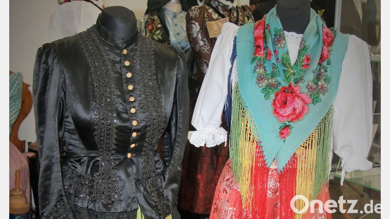Das schwarze, mit Glasperlen verzierte Trauerkleid (links) weist noch die Schößchen („šusky“) auf, die bis 1945 für die Trachten des „Oberen Chodenlandes“ charakteristisch waren und auf deutschen Einfluss zurückgeführt werden. Bild: Veronika Hofinger