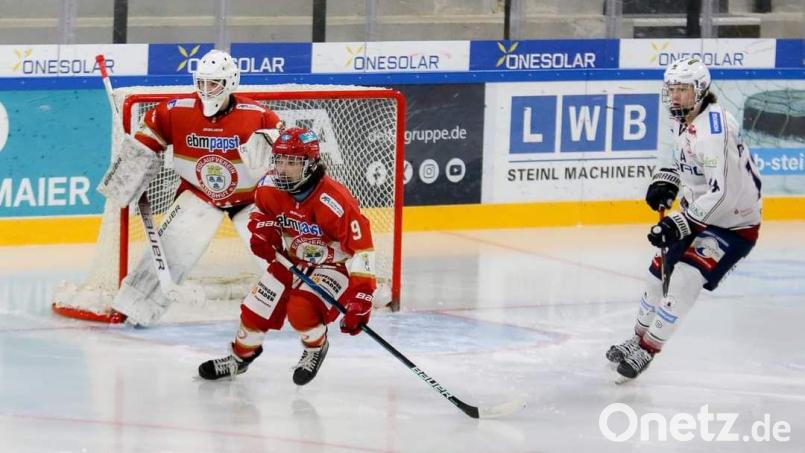 Alessandro Schmidbauer (Mitte) von den Blue Devils Weiden könnte am Sonntag im Trikot des ERSC Amberg auflaufen. Archivbild: Reinhard Elsner/exb