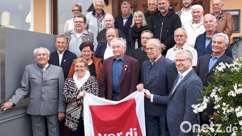 Die Gewerkschaft Verdi zeichnete langjährige Mitglieder aus, darunter Altlandrat Hans Schuierer (vorne. Zweiter von rechts). Bild: Attenkofer/exb