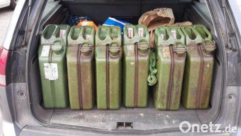20 Liter Kraftstoff darf man mit über die Grenze nehmen. 120 Liter hatte der Mann dabei. Bild: Bundespolizei