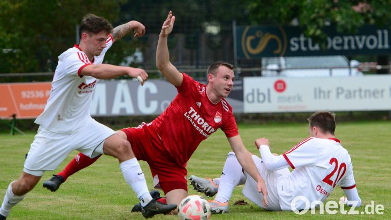 Die SpVgg Pfreimd (Maximilian Herzog in der Mitte) will gegen Spitzenreiter TSV Seebach nicht früh zu Boden gehen, sondern bis zum Schlusspfiff Paroli bieten. Bild: mhs