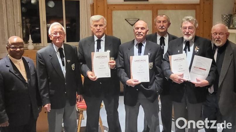 Pfarrer Moses Gudapati (links), MGV-Vorsitzender Klaus Scholz, Sängergruppen-Vorsitzender Adolf Gassner (rechts) und Kassier Herbert Gaßner (Dritter von rechts) danken Robert Hierl (Dritter von links), Hans Schön und Otto Meier (Vierter und Sechster von links) für ihr langjähriges Singen Singen im Chor. Bild: bas