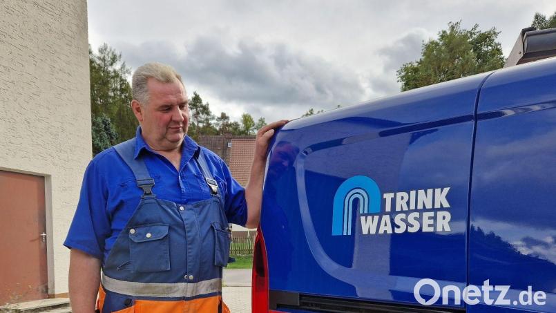 Wasserwart Georg Greger am Dienstfahrzeug: Sauberes Trinkwasser für Schwarzenfeld ist Aufgabe und Verpflichtung zugleich. Für Greger seit 35 Jahren. Bild: Thomas Dobler