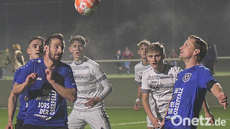 Vor allem in der ersten Halbzeit ging es nur selten so turbulent im Etzenrichter Strafraum zu. Johannes Pötzl (2. von links) und Andreas Wendl (rechts) hatten aber alles im Griff. Aus: SpVgg SV Weiden U23 – SV Etzenricht 2:2. Bild: otr