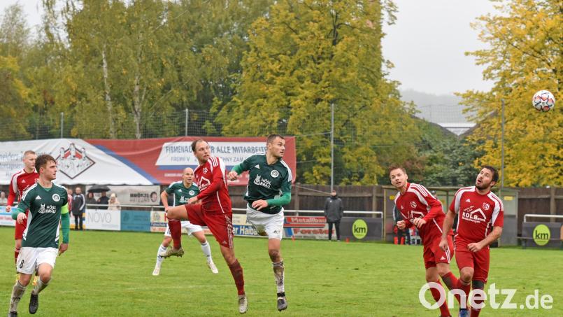 Der SV Mitterteich ist seit fünf Spielen ohne Sieg, zuletzt reichte es im Heimspiel gegen den BSC Saas-Bayreuth nur zu einem 1:1. Am Samstag empfangen die Stiftländer die SpVgg Jahn Forchheim. Mauricio Göhlert (Dritter von rechts), der hier auf das Tor des BSC Saas-Bayreuth köpft, muss krankheitsbedingt passen. Archivbild: Gebert