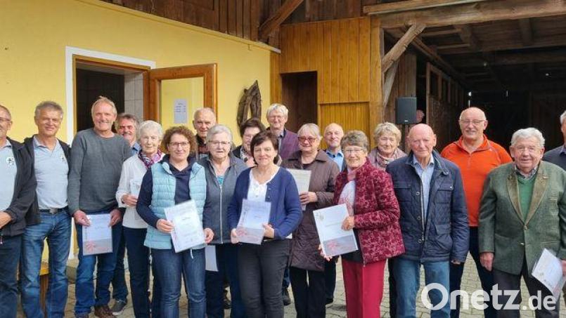 Den Geehrten gratulieren die Vorsitzenden Hubert Obermeier und seinem Stellvertreter Richard Edenharter (von links) und Zweiter Bürgermeister Thomas Rohrwild (rechts). Bild: Sabine Krammer/exb