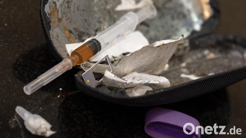 Ein "Spritzbesteck" mit einer bereits aufgezogenen Heroinspritze. Eine 28-Jährige starb in Amberg an den Folgen einer Überdosis Heroin. Symbolbild: Boris Roessler/dpa