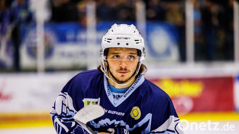 Der 19-jährige Alessandro Schmidbauer von den Blue Devils Weiden spielte am Freitag bereits beim ERSC Amberg mit - dank einer Förderlizenz. Archivbild: Werner Moller