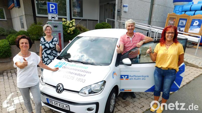 Vorstand Konrad Schäffler (Zweiter von rechts) übergab die Autoschlüssel für den VW an Leiterin Maria Reiß, die Assistentin der Geschäftsleitung, Anita Kleber, und Stellvertretende Vorsitzende der Diakonie, Carola Pfau (von links). Bild: whü