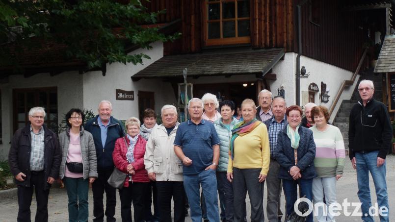 „Das Glasdorf“ der Familie Weinfurthner in Arnbruck war eines der Ausflugsziele bei der Tagesfahrt der Reservistenkameradschaft mit Vorsitzenden Hubert Brendel (ganz rechts), wobei in der Glashütte (im Bildhintergrund) traditionelle Glasherstellung am glühenden Schmelzofen bestaunt werden konnte. Bild: br