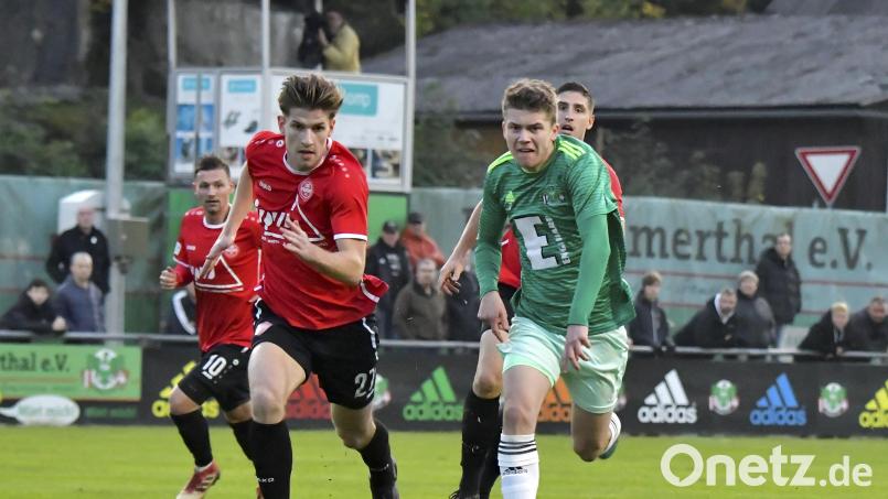 Frederic Schüll (rechts) von der DJK Ammerthal war hoch motiviert von Anfang an dabei. In dieser Szene liefert er sich ein Laufduell mit Sander Schulze (links) vom 1. SC Feucht. Bild: Hubert Ziegler