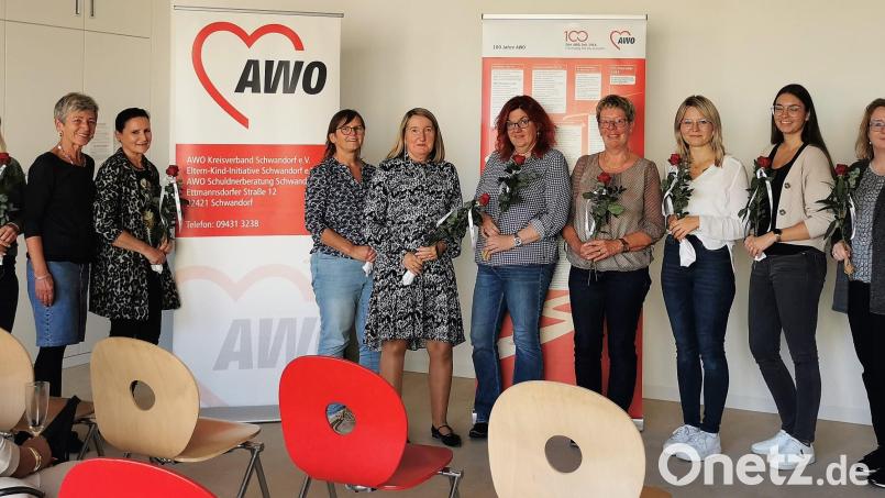 AWO-Kreisvorsitzende Ulrike Roidl (Zweite von links) ehrte langjährige Mitarbeiterinnen (von links): Sabrina Spandl, Bettina Vogl, Sabine Glaab, Birgit Schleicher, Andrea Müller, Barbara Kuhn, Katrin Nietsch, Anja Walzenbach und Daniela Friedrich. Bild: Hirsch