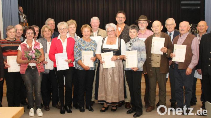 Langjährige Mitglieder wurden beim Jubiläum mit Urkunden ausgezeichnet. Links im Bild Vorsitzender Karl Ruhland. Bild: frd