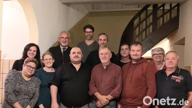 Nach dreieinhalb Jahren versammeln sich die Siedler wieder. Von links: Sabine Rauch (dunkelhaarig), Sonja König, Marion Helgert, Bürgermeister Rudolf Schopper, Markus König, Wolfgang Schmidt, Markus Kulikow (oben), Walter Trauner, Peter Luber, Martin Gleißner, Sigi Gleißner, Peter Punzmann. Bild: tok