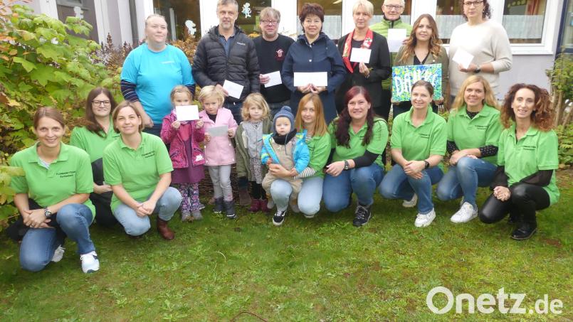 Die Vertreter von zehn Kinder- und Jugendeinrichtungen sagen „Danke“ für die Spenden aus dem Erlös des Herbst- und Winterflohmarkts. Bild: rn