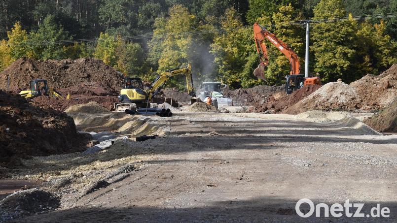 Ein vierarmiger Kreisverkehr entsteht bei Immenstetten. Dort, wo zuvor eine unfallträchtige Einmündung war. Bild: Petra Hartl