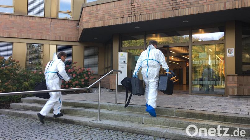 Brandermittler auf dem Weg ins Landratsamt Schwandorf. 38 Stunden später ist die Polizei sich sicher, dass der Fall gelöst. Bild: ihl