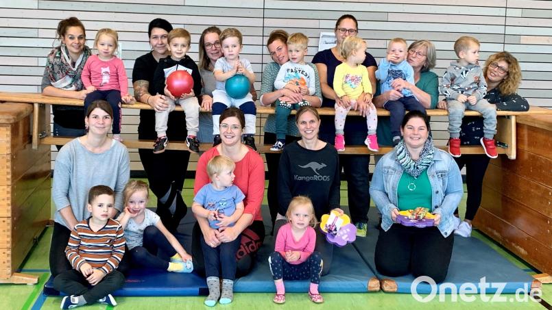 Die Eltern-Kind-Gruppe hat sich in Floß längst etabliert. Erste Reihe kniend, von links: Svenja Nasser, Bianca Münchmeier, Anita Schimmerer und Katharina Fritsch. Bild: le