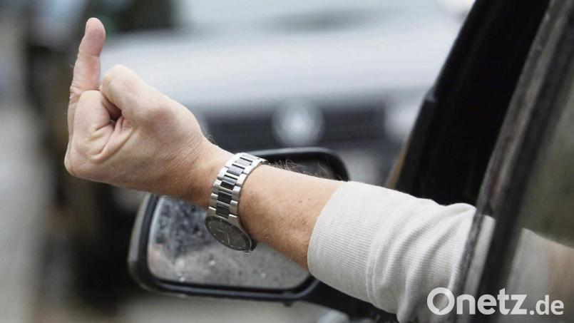 Ohne Worte aber mit viel Wut zur Hand: Aggressionen sind im Straßenverkehr alltäglich – gibt's ein Gegenmittel? Symbolbild:  Bodo Marks/dpa
