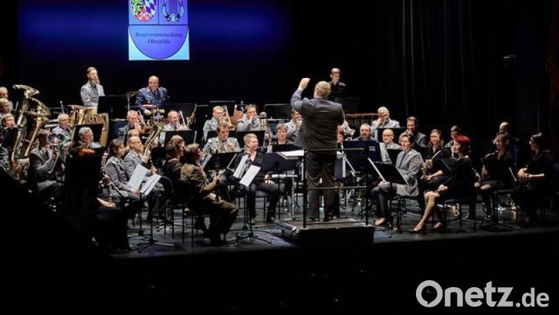 Der Reservistenmusikzug Oberpfalz tritt am Samstag, 8. Oktober, in Pfreimd auf. Bild: Stanislav Jäger/exb