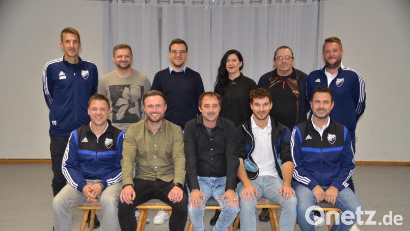 Der Führungsriege des SV Kulmain gehören (sitzend von links) Mario Kotlar, Alex Sollfrank, Wolfgang Groß, Daniel Deubzer, Michael Pöllath, (stehend von links) Florian Greger, Rainer Philbert, Nicolas Pusiak, Johanna Serfling, Gustav Storm und Tobias Müller an. Bild: ak