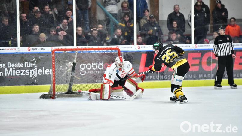 Das entscheidende Tor: Felix Köbele trifft im Penaltyschießen zum 3:2-Sieg für den ERSC Amberg. Bild: SignaLight/AP