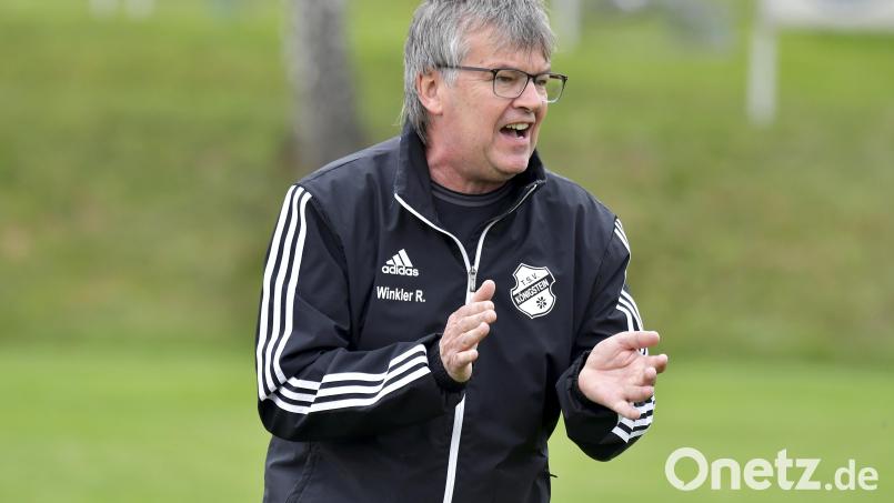 Das ist schon einen Applaus wert: Roland Winkler, Trainer des TSV Königstein, hat mit seiner Truppe Platz eins der Kreisliga Süd erobert. Archivbild: Hubert Ziegler