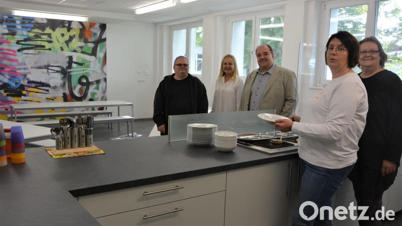 Die neue Schulküche in Konnersreuth kommt gut an. Bei der Besichtigung mit dabei waren (von links) Sachbearbeiter Thorsten Malikowski, Rektorin Michaela Ponnath, Zweiter Bürgermeister Stefan Siller sowie die Fachkräfte Marion Burger (Schulfrühstück) und Andrea Kirchhoff (Mittagessen). Bild: jr