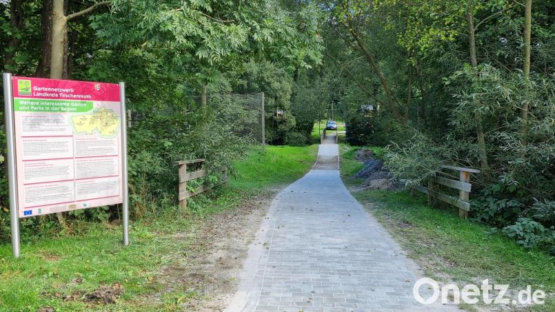Der Fußweg &quot;Grüne Mitte&quot; Pullenreuth wurde auf Vordermann gebracht. Bild: twg