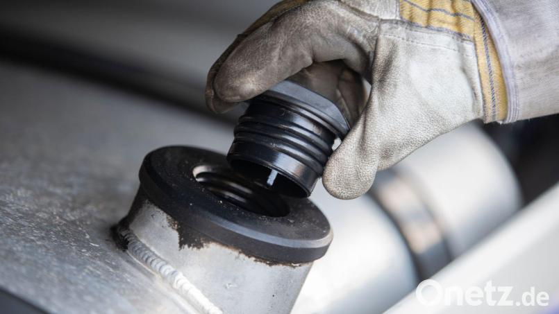 Vorläufig festgenommen hat die Amberger Polizei drei Männer, die Diesel aus dem Lkw einer Autorecycling-Firma stehlen wollten. Symbolbild: Thomas Banneyer/dpa