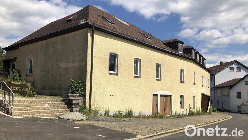 Was aus dem ehemaligen Gasthof &quot;Fürstenhof&quot; in der Alten Straße in Fuchsmühl wird, ist derzeit noch offen. Im Rennen sind derzeit drei Varianten, die von Klaus Stiefler in der Marktratssitzung vorgestellt wurden. Bild: wro