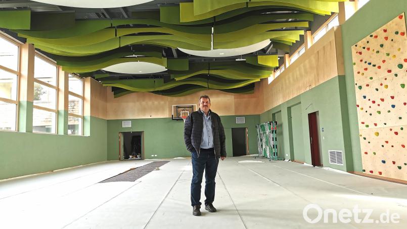 Das Bürger-Aktiv-Zentrum in Schönsee steht kurz vor seiner Fertigstellung. Bürgermeister Reinhard Kreuzer hofft auf einen zügigen Abschluss der Arbeiten. Bild: Portner