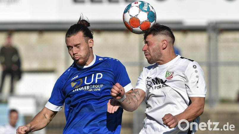David Bezdicka (links) und der Abtswinder Kevin Steinmann liefern sich ein Kopfballduell. Die SpVgg SV Weiden musste am Samstag mit einem 1:1 gegen den starken TSV Abtswind zufrieden sein. Bild: Büttner