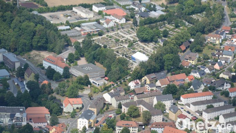 Bürgermeister Franz Stahl hofft auf einen Baustart für die neue Zweifachturnhalle bei der Mittelschule (Bildmitte, unterhalb des Friedhofs) möglichst noch in diesem Jahr. Bild: mür