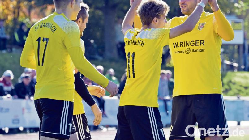 Freuen sich über den 2:0-Heimsieg des SV Hahnbach über den 1. FC Schlicht: Michael Hirschmann, Christian Seifert und Führungstorschütze Martin Koller und Manuel Plach (von links). Bild: zg