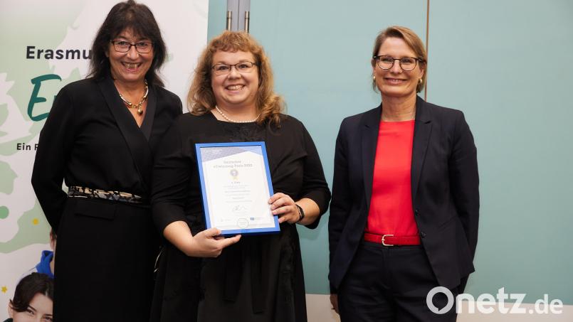 Schulleiterin Hannelore Reil-Heining (von links) und Elisabeth Schneider bei der Preisübergabe durch Ministerin Stefanie Hubig. . Bild: Marcus Gloger/exb